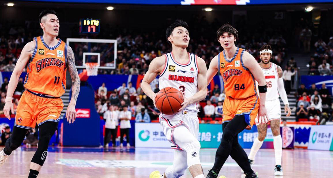 九游娱乐平台关于广东宏远训练开放日，今晚复出首秀引欢呼，CBA常规赛在即，身体对抗强度拉满的信息